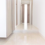 ■シックな建具と白を基調とした明るい玄関です♪